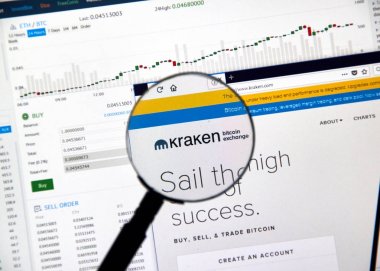 Montreal, Kanada - 23 Aralık 2017: Kraken cryptocurrency exchange Web Büyüteç altında