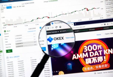 Montreal, Kanada - 23 Aralık 2017: Okex cryptocurrency exchange Web Büyüteç altında