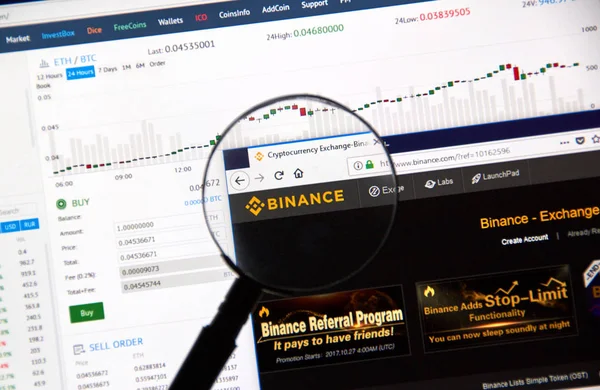 Montreal, Kanada - 23 Aralık 2017: Binance cryptocurrency exchange Web Büyüteç altında