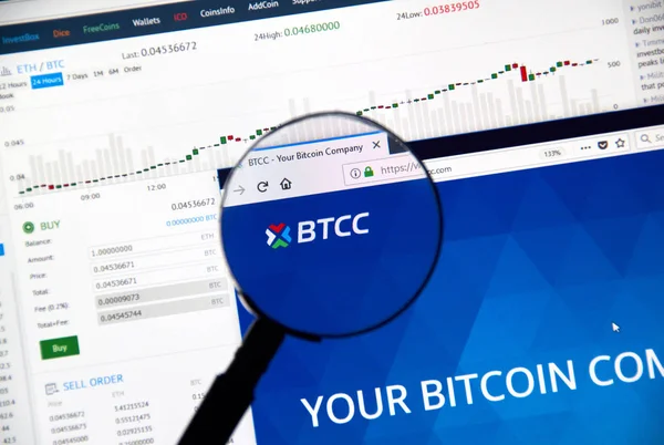 Montreal Canada December 2017 Btcc Cryptocurrency Exchange Website Magnifying Glass — Stock Photo, Image