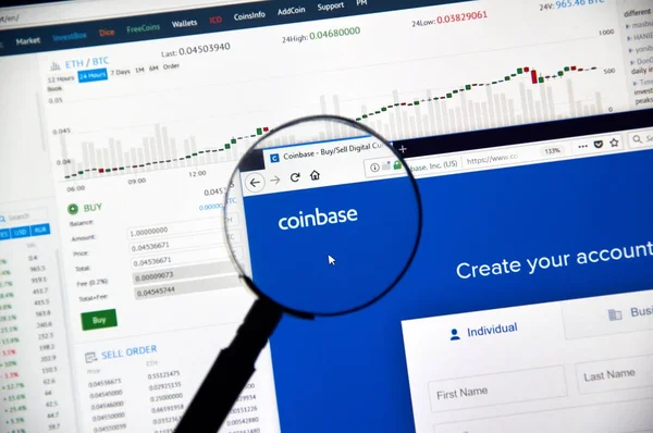 Montreal, Kanada - 23 Aralık 2017: Coinbase cryptocurrency exchange Web Büyüteç altında