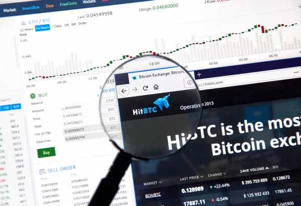 Montreal Kanada Aralık 2017 Hitbtc Cryptocurrency Exchange Web Büyüteç Altında — Stok fotoğraf