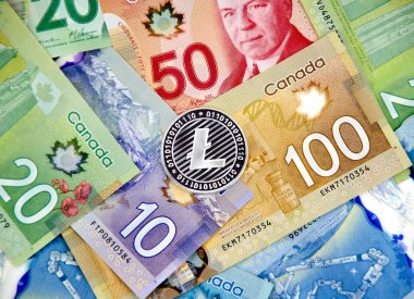 Montreal, Kanada - 10 Mart 2018: Gümüş Litecoin cryptocurrency Kanada banka notları.