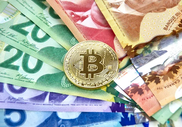 Montreal Kanada Marca 2018 Złoto Bitcoin Kryptowaluta Kanadyjskie Banknoty — Zdjęcie stockowe