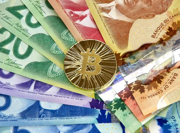 Montreal Kanada Marca 2018 Złoto Bitcoin Kryptowaluta Kanadyjskie Banknoty — Zdjęcie stockowe