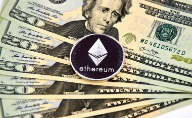 Montreal, Kanada - 10 Mart 2018: Ethereum cryptocurrency gümüş sikke ve Amerikan Doları banka notları logosuna.