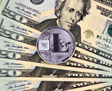 Montreal, Kanada - 10 Mart 2018: Litecoin cryptocurrency gümüş sikke ve Amerikan Doları banka notları logosuna.