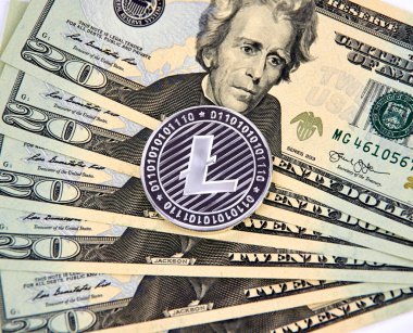 Montreal, Kanada - 10 Mart 2018: Litecoin cryptocurrency gümüş sikke ve Amerikan Doları banka notları logosuna.
