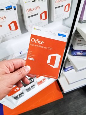 Montreal, Kanada - 10 Mart 2018: Microsoft Office 365 subscribtion kartı bir el. Office 365 marka Microsoft'un üretkenlik paketi sağlamak abonelikleri grubu için kullandığı addır.