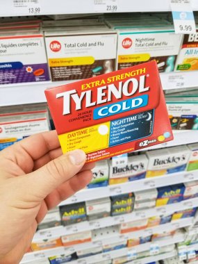 Montreal, Kanada - 10 Mart 2018: Tylenol paketi tutan bir el. Tylenol ilaçlar ağrıyı, ateş azaltılması ve alerji, soğuk, baş ağrısı belirtileri rahatlatma için reklamı bir markasıdır.