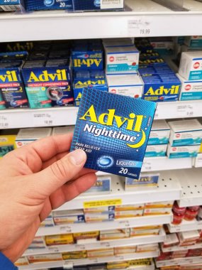 Montreal, Kanada - 10 Mart 2018: Ağrı kesici paketi tutan bir el. Steroid olmayan anti-inflamatuar ilaç NSAİİ ağrı kesici ibuprofen olduğunu
