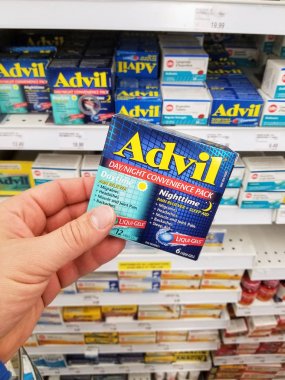 Montreal, Kanada - 10 Mart 2018: Ağrı kesici paketi tutan bir el. Steroid olmayan anti-inflamatuar ilaç NSAİİ ağrı kesici ibuprofen olduğunu