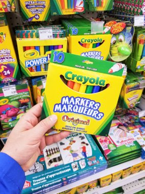 Montreal, Kanada - 10 Mart 2018: Crayola paketi tutan bir el. Crayola Llc sanatçı temini konusunda uzmanlaşmış bir Amerikan el sanatları şirketi olduğunu.