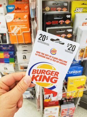 Montreal, Kanada - 31 Mart 2018: Burger King hediye kartı tutan bir el. Burger King hamburger fast food restoranlar Amerikan küresel zinciridir
