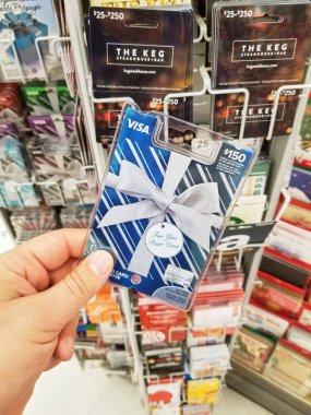 Montreal, Kanada - 31 Mart 2018: vize 150 doları hediye kartı tutan bir el. Vize banka ve kredi kartı Visa dünya çapında pek çok ülkede tarafından verilen önemli bir marka olduğunu