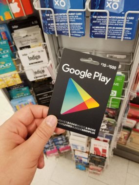 Montreal, Kanada - 7 Kasım 2017: Google oyun hediye kartı tutan bir el. Google oyunu daha önce Android Market işletilen ve Google tarafından geliştirilen bir dijital dağıtım hizmetidir.