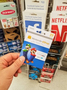 Montreal, Kanada - 31 Mart 2018: Nintendo hediye kartı tutan bir el. Nintendo eshop bir dijital dağıtım hizmeti Nintendo ağ tarafından powered Nintendo 3ds için Wii ve Nintendo anahtarı olduğunu