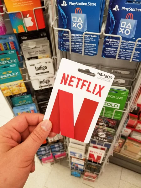 Montreal Canada March 2018 Tangan Yang Memegang Kartu Hadiah Netflix — Stok Foto