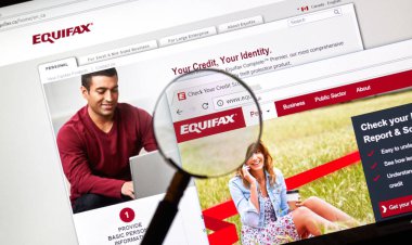 Montreal, Kanada - 10 Nisan 2018: Equifax resmi web sitesi ve logo büyüteç altında. Bir tüketici kredisi ajansı raporlama Equifax A.ş..