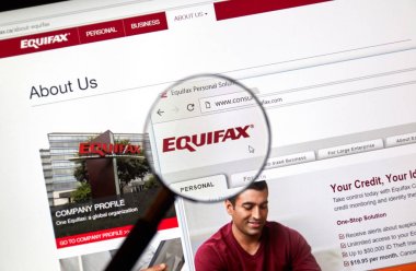 Montreal, Kanada - 10 Nisan 2018: Equifax resmi web sitesi ve logo büyüteç altında. Bir tüketici kredisi ajansı raporlama Equifax A.ş..
