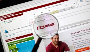 Montreal, Kanada - 10 Nisan 2018: Equifax resmi web sitesi ve logo büyüteç altında. Bir tüketici kredisi ajansı raporlama Equifax A.ş..