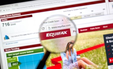 Montreal, Kanada - 10 Nisan 2018: Equifax resmi web sitesi ve logo büyüteç altında. Bir tüketici kredisi ajansı raporlama Equifax A.ş..
