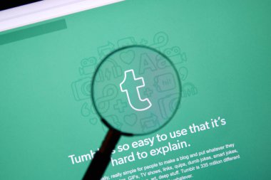 Tumblr web sayfası büyüteç altında.