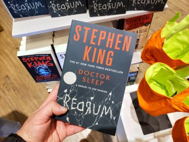 Stephen King 'in kitabını tutan bir el Doktor Uyku
