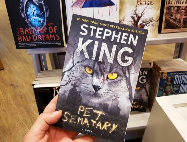 Stephen King 'in Hayvan Mezarlığı kitabını tutan bir el.