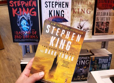 Stephen King 'in kitabını tutan bir el Karanlık Kule
