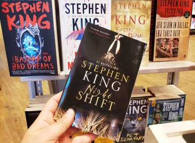 Stephen King 'in Gece Vardiyası kitabını tutan bir el.