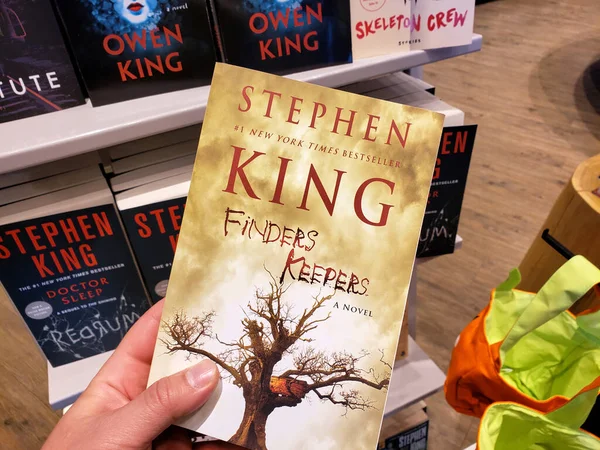 Una mano sosteniendo Stephen King libro Buscadores Guardianes — Foto de Stock