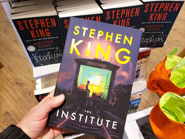 Stephen King 'in kitabını tutan bir el Enstitü