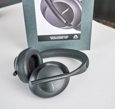 Bose 700 Gürültü İptal kulaklık beyaz arkaplan üzerinde kutu ile.