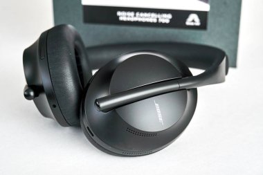 Bose 700 Gürültü İptal kulaklık beyaz arkaplan üzerinde kutu ile.