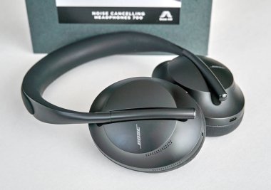 Bose 700 Gürültü İptal kulaklık beyaz arkaplan üzerinde kutu ile.