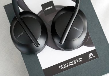 Bose 700 Gürültü İptal kulaklık beyaz arkaplan üzerinde kutu ile.