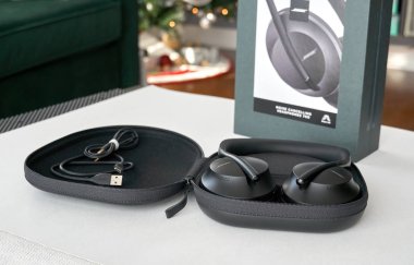 Bose 700 Gürültü İptal kulaklık beyaz arkaplan üzerinde kutu ile.