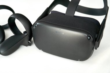 Facebook tarafından Oculus Quest Vr sanal gerçeklik kulaklığı ve denetleyicileri