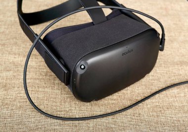 Oculus Quest Vr sanal gerçeklik kulaklığı şarj ediliyor