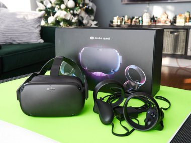 Oculus Quest Vr sanal gerçeklik kulaklığı ve yeşil bir masa üzerindeki denetleyiciler