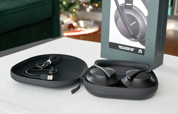 Bose 700 Noise Annullamento cuffie su sfondo bianco con box . — Foto Stock