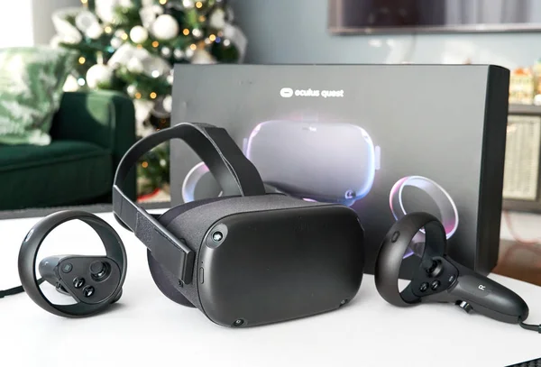 Oculus Quest VR virtual reality headset dan kontroler oleh Facebook — Stok Foto