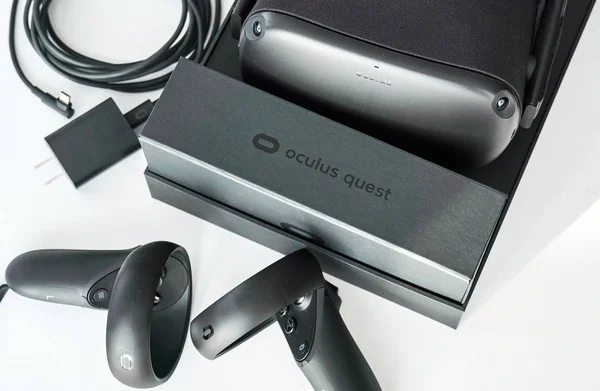 Auriculares y controladores de realidad virtual Oculus Quest VR de Facebook — Foto de Stock