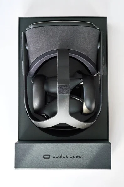 Oculus Quest Vr zestaw słuchawkowy i sterowniki wirtualnej rzeczywistości w pudełku — Zdjęcie stockowe