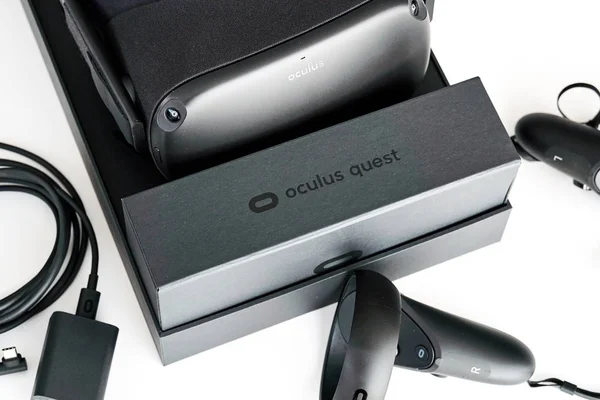Oculus Quest VR auriculares y controladores de realidad virtual en una caja — Foto de Stock