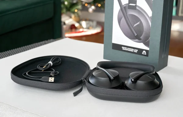 Bose 700 Noise Cancelling headphones over white background with box. 로열티 프리 스톡 사진