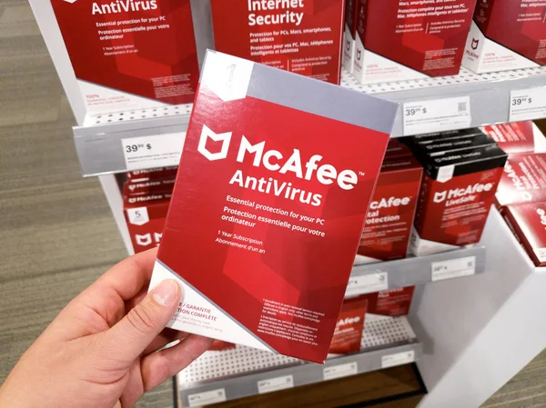 Une boîte McAfee Antivirus main tenant avec licence et application — Photo
