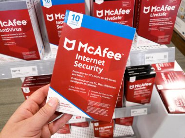 Mcafee 'nin internet güvenlik kutusunu tutan bir el.