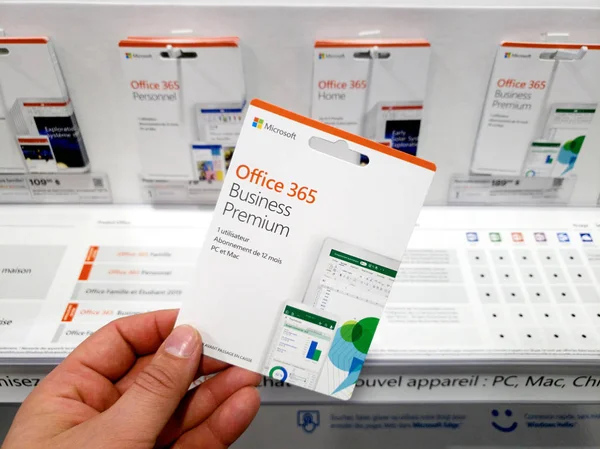Uma mão segurando o cartão Microsoft Office 365 Business Premium — Fotografia de Stock